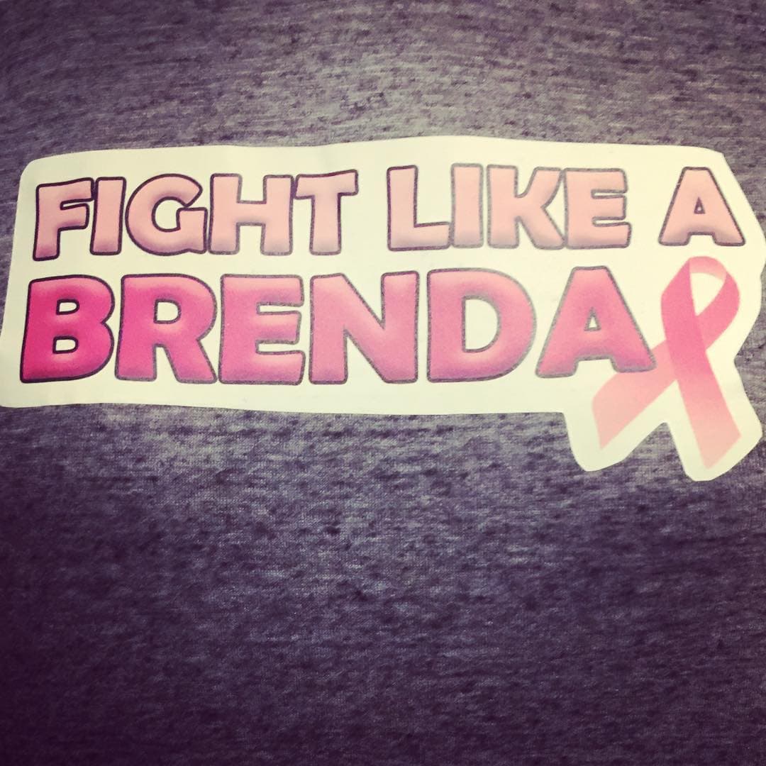 Jennie Garth compartió la imagen de esta playera en apoyo a su colega que batalla desde principios de 2015 con el cáncer de mama.
