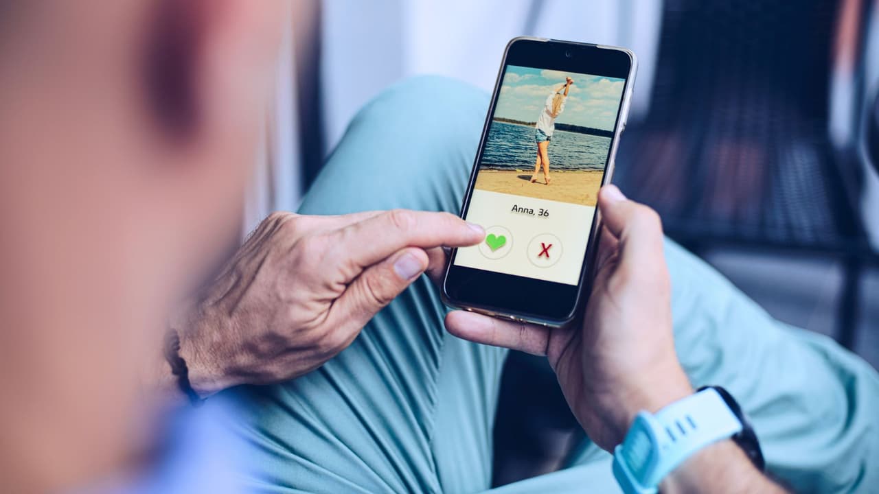 <h3 class="cms-H3-H3">¿Qué es Bumble?</h3>
<br>Bumble nació en 2014 como 
<b>una alternativa moderna a las apps de citas tradicionales.</b> Su sello distintivo: 
<b>las mujeres inician la conversación. </b>Fue fundada por Whitney Wolfe Herd, quien también participó en la creación de Tinder. Durante años, Bumble fue vista como 
<b>una plataforma más respetuosa y empoderadora</b>, ganando terreno especialmente entre mujeres jóvenes y profesionales. Incluso llegó a tener su propia línea de productos de cuidado personal y espacios físicos para encuentros.