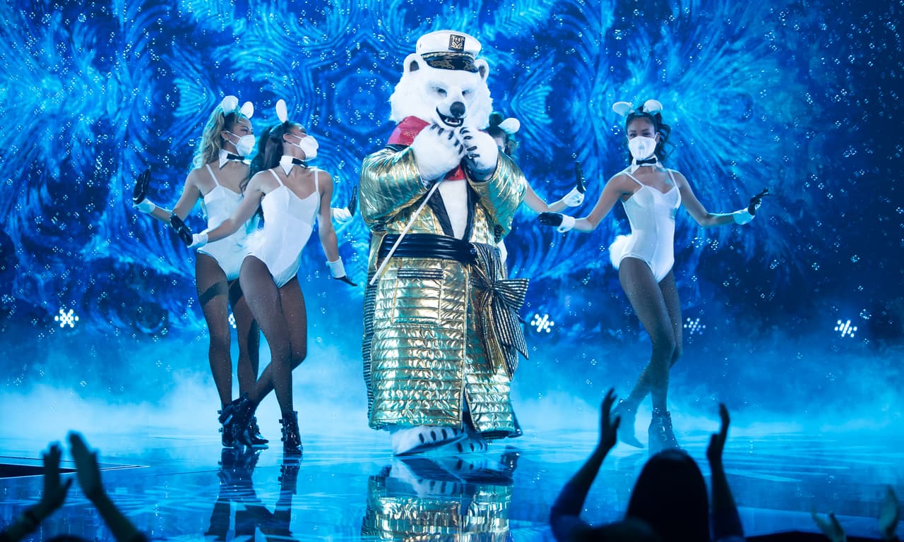 Con su particular estilo Oso Polar cantó este show el tema 'Burbujas de Amor', de Juan Luis Guerra. La investigadora Itatí dijo que debajo de ese disfraz podría estar su exesposo Eduardo Santamarina, aunque todo fue una broma. Los otros del panel mencionaron los nombres de Reyli Barba y el cantante Yahir como posibles famosos detrás de este personaje.