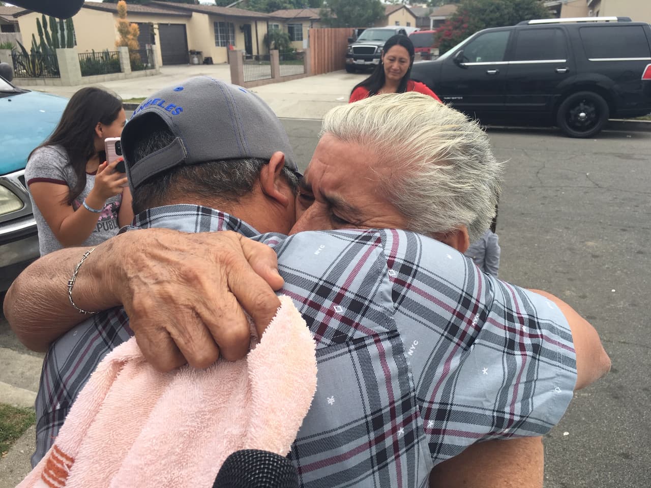 “Me ha hecho llorar a mares”: una madre y su hijo se reencuentran 30 años después de perder contacto