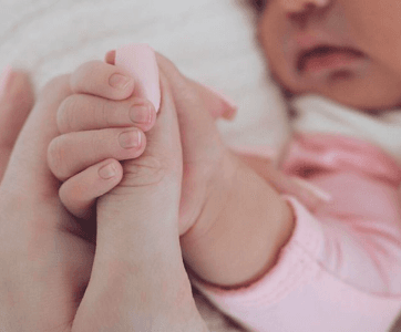 Como se recordará, la menor de las hermanas Kardashian mantuvo su embarazo en secreto, y no fue sino hasta que confirmó que había dado a luz, que comenzaron a circular las primeras fotografías tanto de su embarazo, como de algunas partes del cuerpo de su bebé, primero una manita y luego un pie.