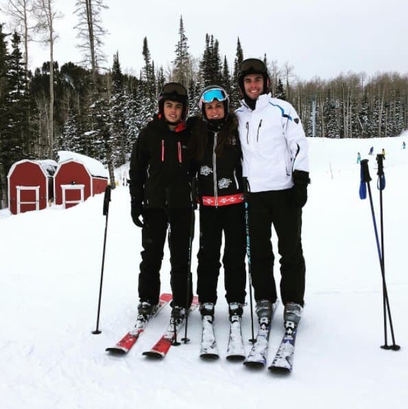 Nicolás y Sebastián son los dos hijos de 
<b>Edith</b>, quienes han externado su inquietud de lanzarse como cantantes y seguir los pasos de su hermosa madre, ¿te gustaría escucharlos cantar?