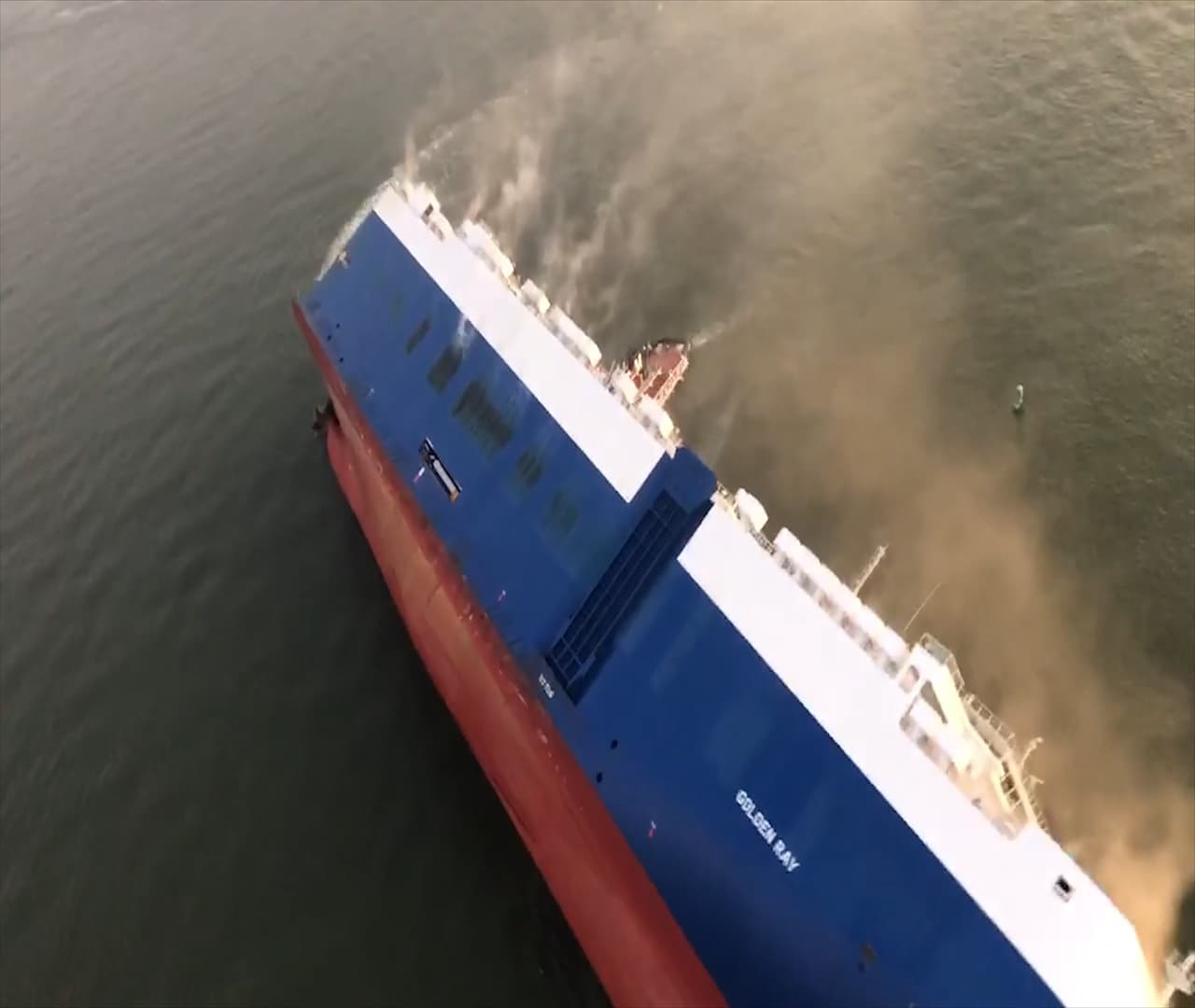 El Golden Ray, un carguero de 656 pies que transportaba autos, se volcó sobre uno de sus costados alrededor de la madrugada de este domingo y comenzó a incendiarse, indicó la Guardia.
