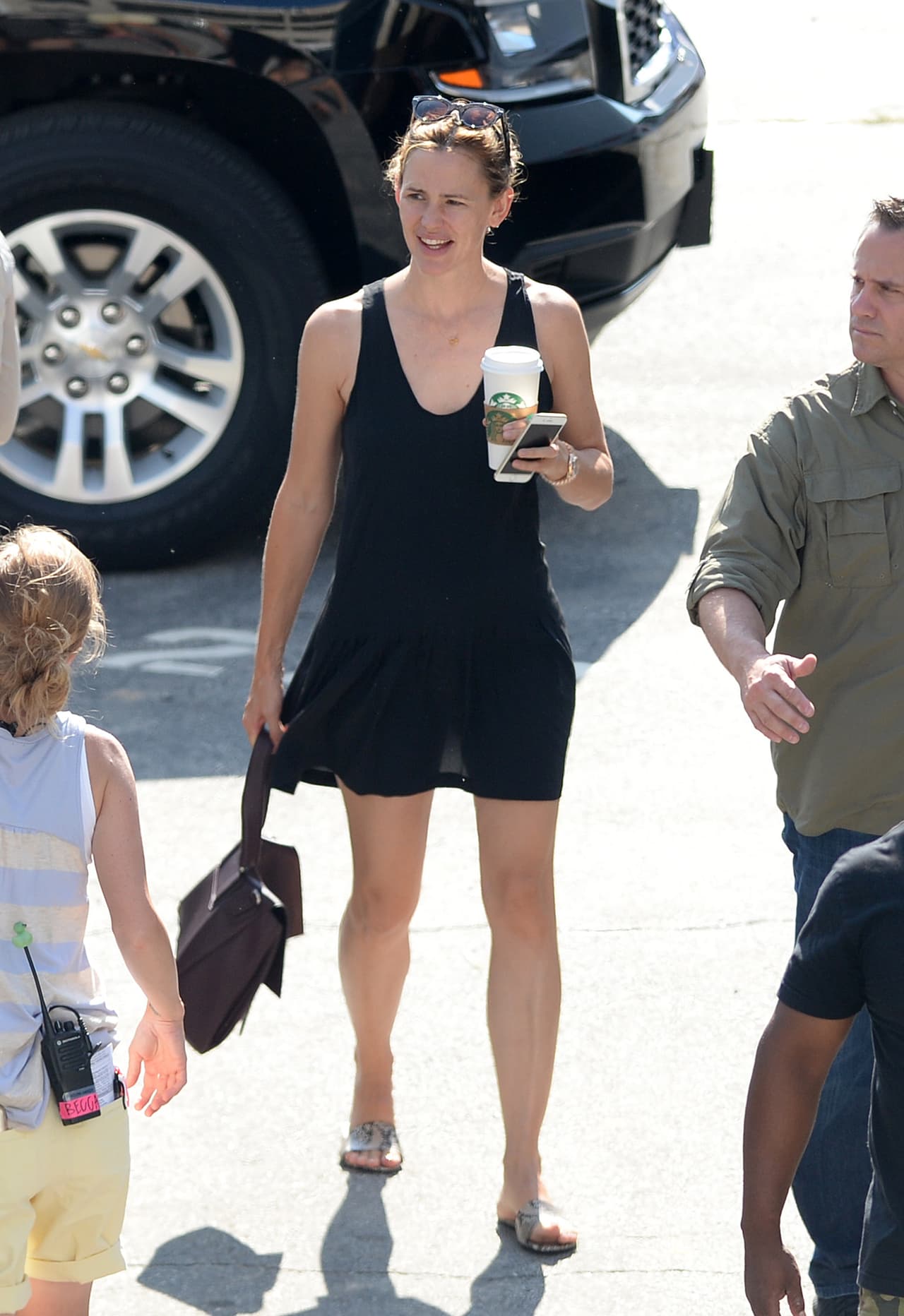 En tus días relajados y libres puedes combinarlos simplemente con unas sandalias o incluso con tenis. Jennifer Garner luce un perfecto 'street style'.