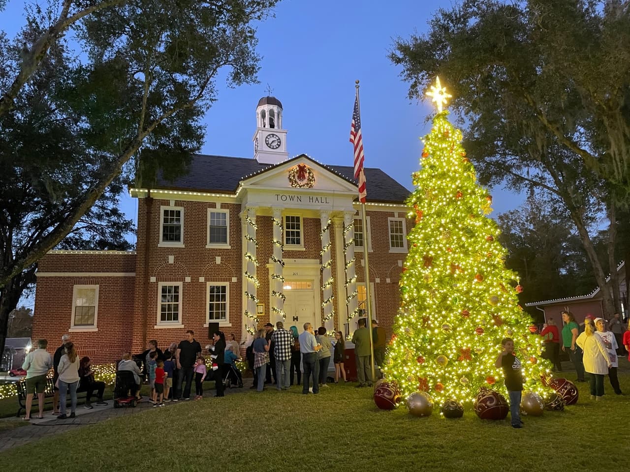 <b>Light Up Orange City</b>
<br>
<b>Fecha:</b> 1 de diciembre
<br>
<b>Lugar:</b> Block of City Hall Orange City
<br>
<b>Sitio web</b>: 
<a href="https://www.orangecityfl.gov/special-events/christmas-light-up-village-and-parade/">https://www.orangecityfl.gov/special-events/christmas-light-up-village-and-parade/</a> 
<br>
<br>Disfruta de la iluminación del árbol de Navidad de la ciudad, de camiones de comida, zona para niños, viajes en tren, fotos con Papá Noel y una película navideña. La ciudad proporcionará chocolate caliente y galletas gratis.