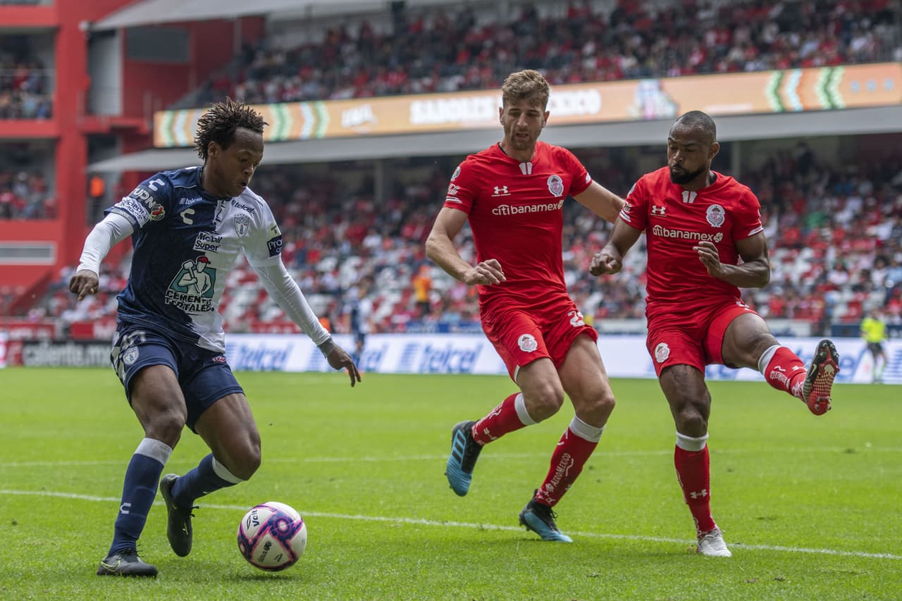 Romario Ibarra desborda por la banda sin encontrar un rematador para su centro.