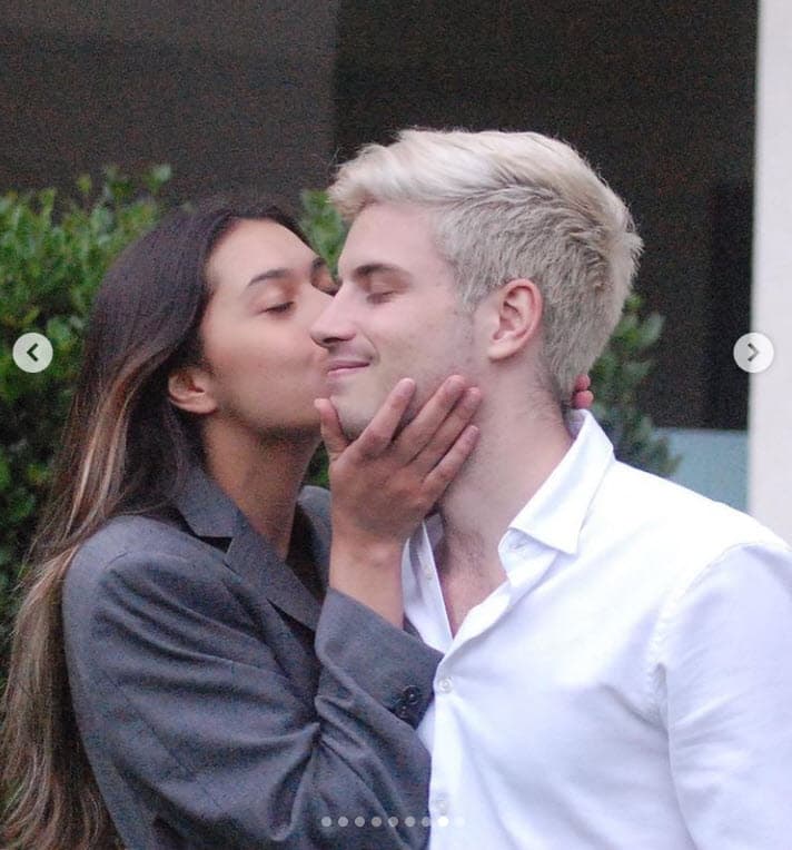 "Hace un año empezamos una aventura increíble", continuó, "
<b>cada día me enamoras más</b> con tu creatividad, determinación y generosidad".
<br>