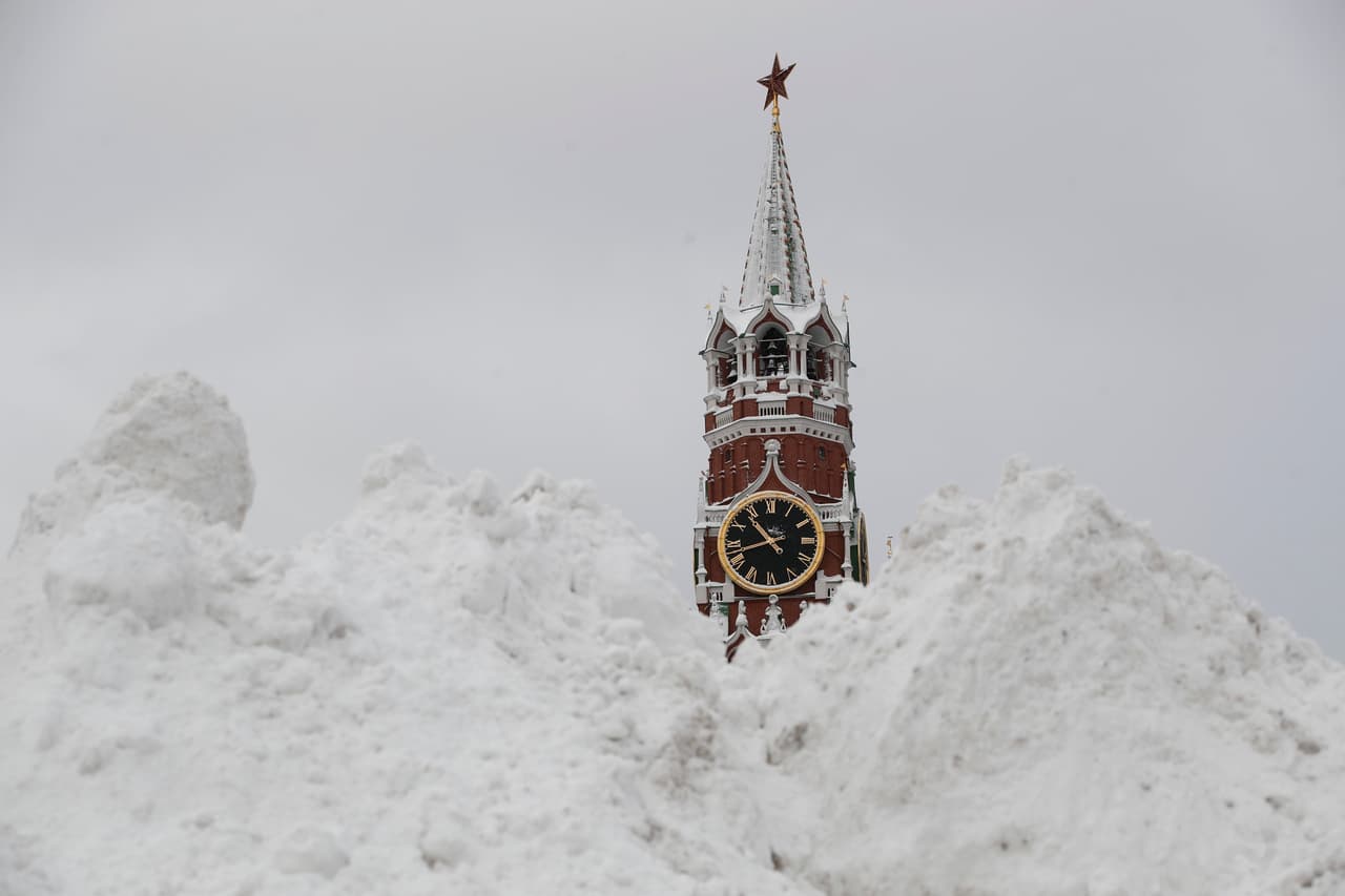 En las últimas 36 horas cayó sobre Moscú la misma cantidad de nieve que cae normalmente en todo un mes. "El trabajo de remoción de nieve continuará. La cantidad de equipos se ha incrementado", dijo Biryukov.