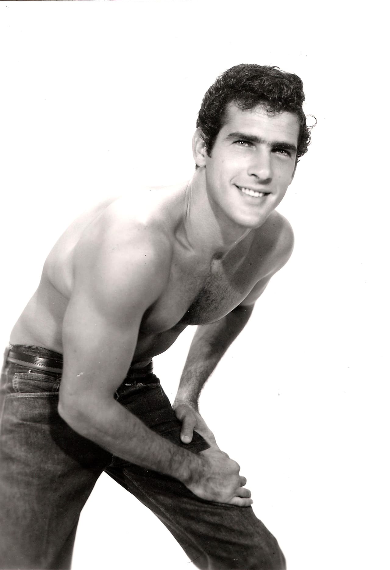 <b>Andrés García</b>
<br>Con aproximadamente 25 años, el galán originario de República Dominicana debutó en el séptimo arte con la película ‘Chanoc’ (1967). Tiempo después, en 1974, García se unió al elenco de la telenovela ‘Ana del aire’, en la que provocó suspiros a sus fans con su sonrisa y elegante estilo.