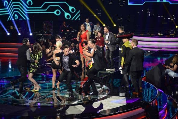Los jueces subieron al escenario para darnos una clase de baile. Ana Torroja hasta se quitó los zapatos, Cristian Castro enseñó su movimiento de cadera a María León, Espinoza Paz bailó pegadito con Paty Cantú y Pee Wee se movió con candela.