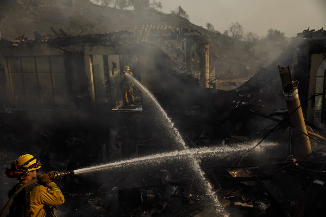 Los bomberos combatieron el fuego durante todo el sábado y lograron impedir que arrasara con todas las propiedades del vecindario.