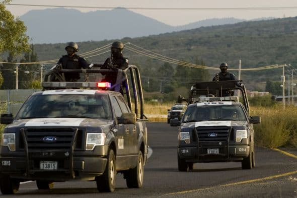 19 de diciembre. A través de mensajes colocados en mantas, el cártel de 'Los Caballeros Templarios' ofreció al presidente de México, Enrique Peña Nieto, dejar las armas a cambio de mejorar la seguridad en el estado de Michoacán.