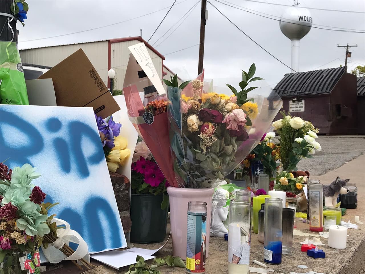 Crean altar en memoria de Jonathan Price, el hombre de 31 años que perdió la vida a manos de el ex oficial Shaun Lucas