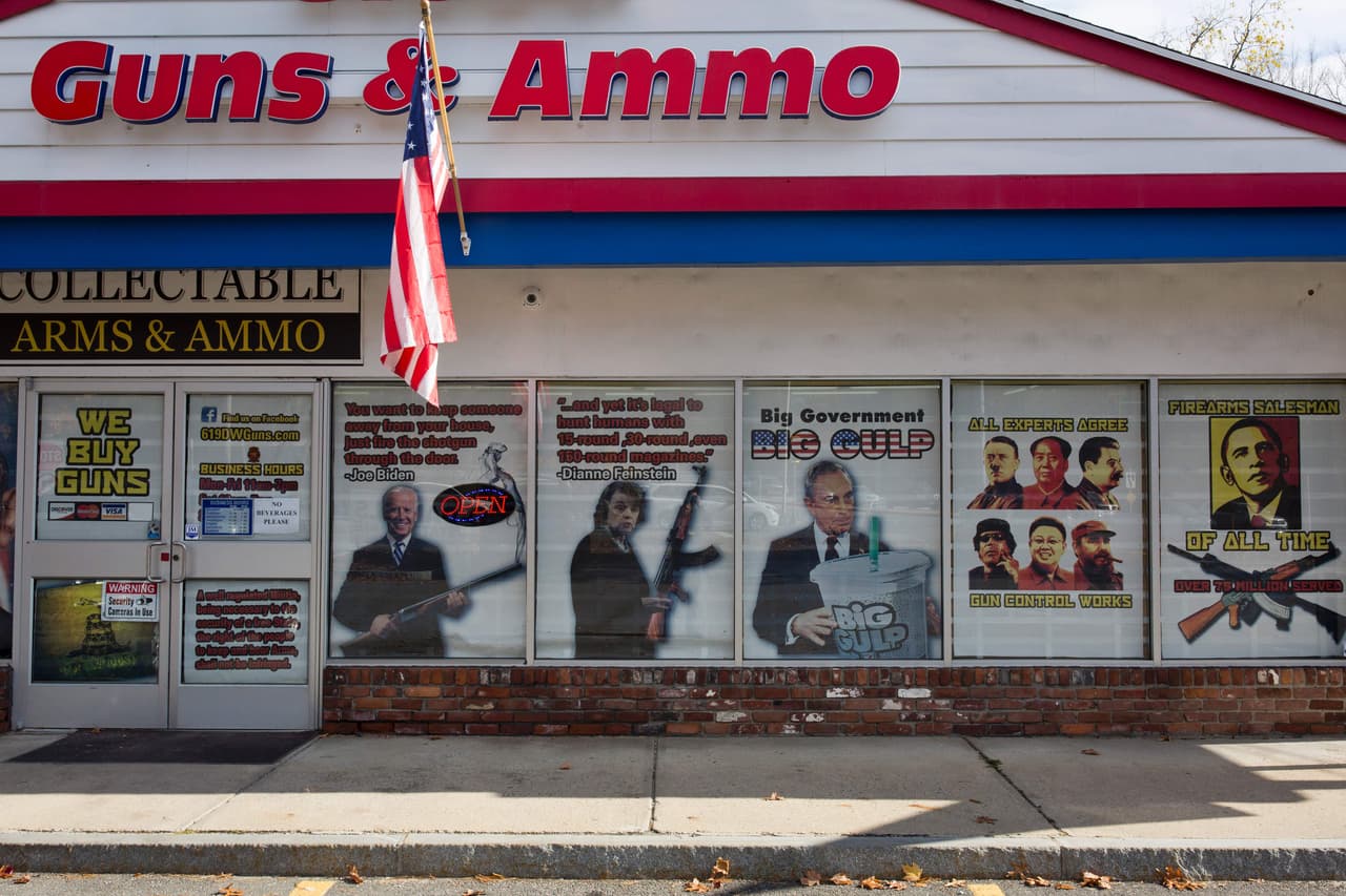 <b>Puesto 15. New Hampshire</b>
<br>
<ul>
 <li>Tasa de verificación de antecedentes de armas de fuego de enero a junio de 2021: 76.4 por cada 1,000 personas</li>
 <li>Verificaciones de antecedentes de armas de fuego hasta junio de 2021: 84,286. </li>
 <li>Total de verificaciones de antecedentes de armas de fuego en 2020: 174,700.</li>
 <li>Total de verificaciones de antecedentes de armas de fuego en 2019: 112,200.</li>
 <li>Cambio de 2019 a 2020: +55.7%.</li>
 <li>Muertes por arma de fuego en 2019: XX.X por cada 100.000 habitantes.</li>
</ul> 
<br>En 2020 “las compras continuaron durante las protestas en el verano y las elecciones en el otoño, hasta que una semana de esta primavera batió el récord con 1.2 millones de verificaciones de antecedentes”, se lee en The New York Times. 
<br>