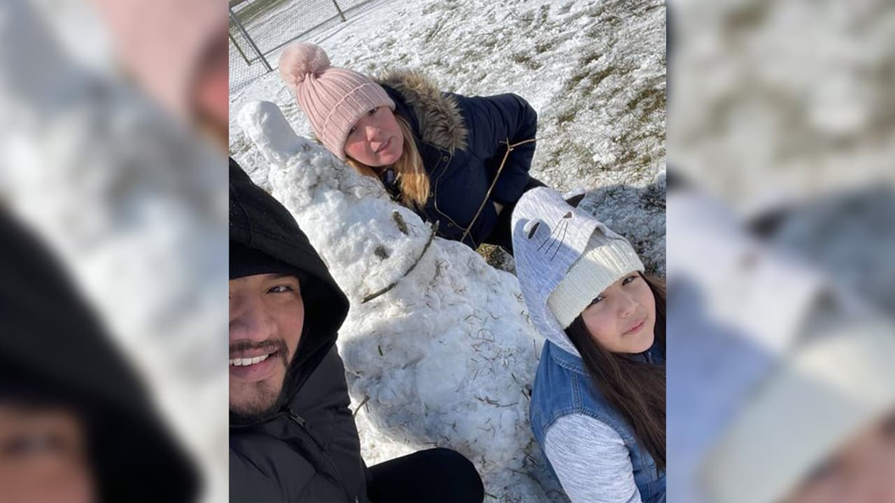 Omar Acevedo y su familia crearon este muñeco de nieve y posaron para la foto.