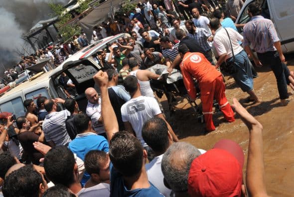 Los rescatistas sacan el cuerpo de una de las victimas cerca de la mezquita al-taqwa en el norte de Líbano.