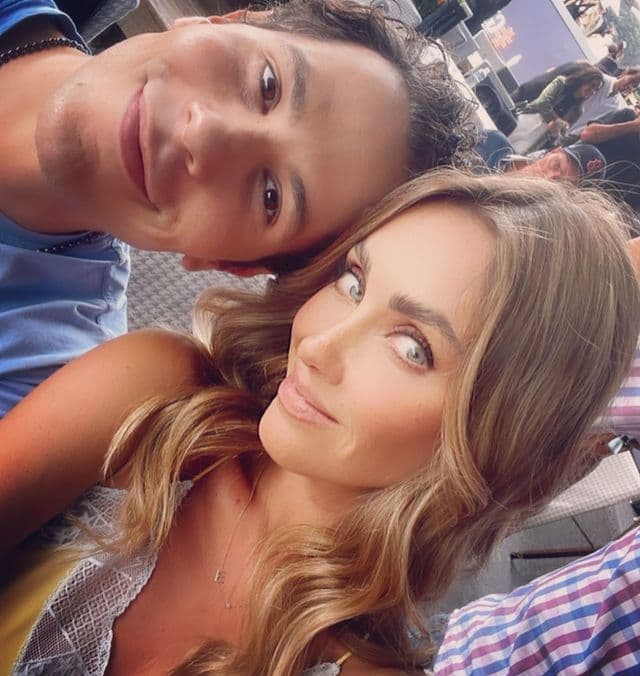 “No, ahorita estamos todos, yo creo que cada quien muy en su camino”, dijo al reportero Tony Stars.