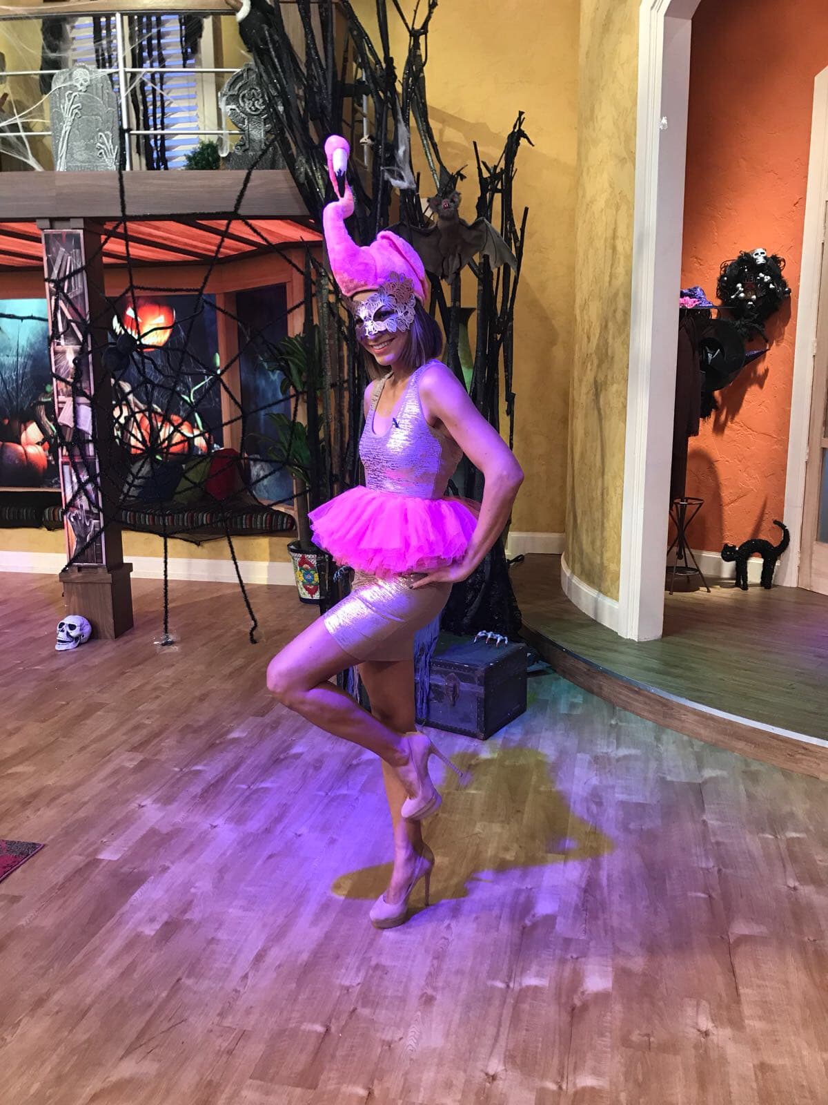 Ese bello flamingo es nada más ni nada menos que Satcha Pretto. Después de su segmento de noticias, ella también se unió al festejo.