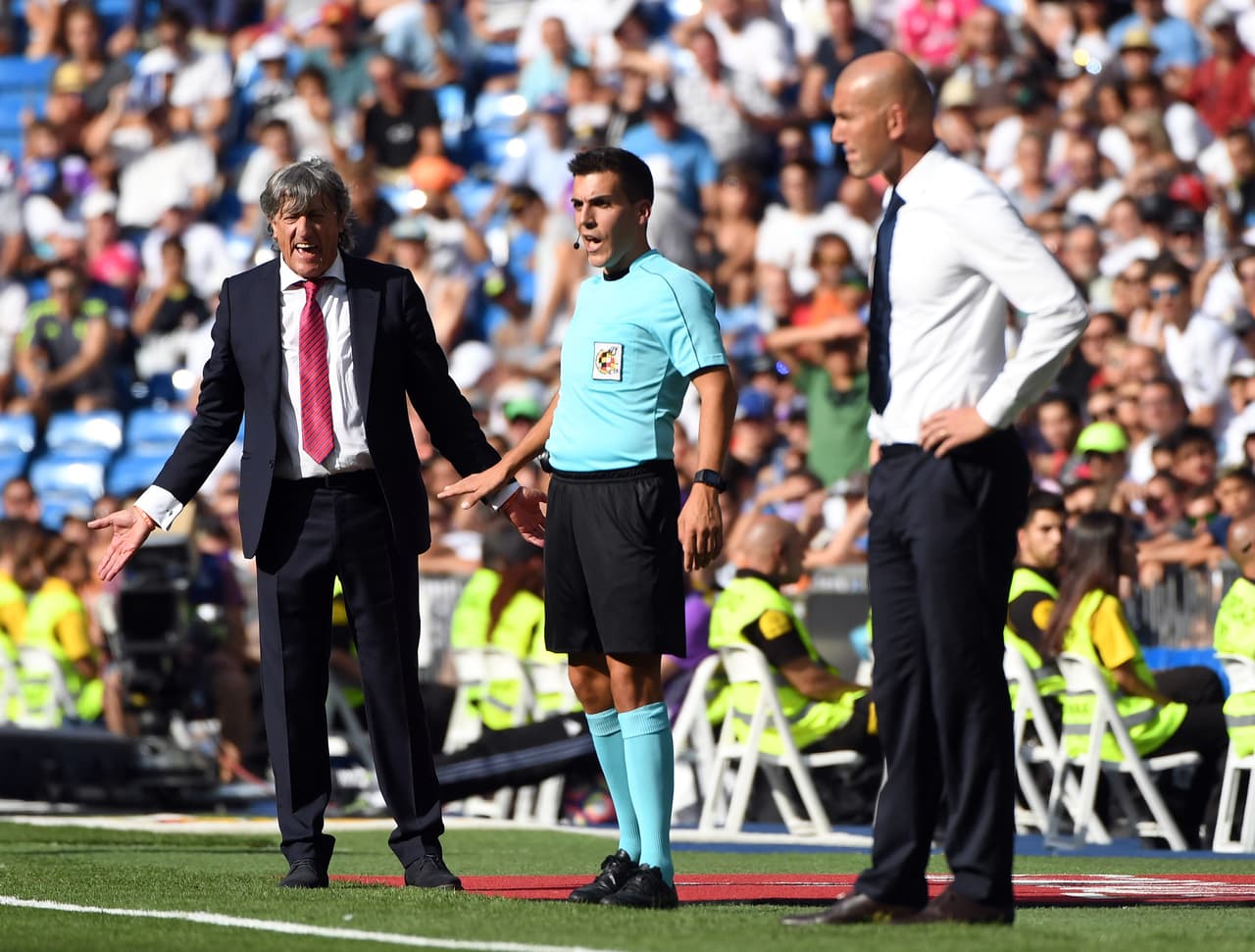 El Osasuna atravesó una aguda crisis económica por sospechosos manejos de Patxi Izco. Pero aún así, y gracias al ídolo Enrique Martín Monreal, lograron el ascenso a primera tras acabar sextos en segunda división y vencer al Girona en el repechaje.