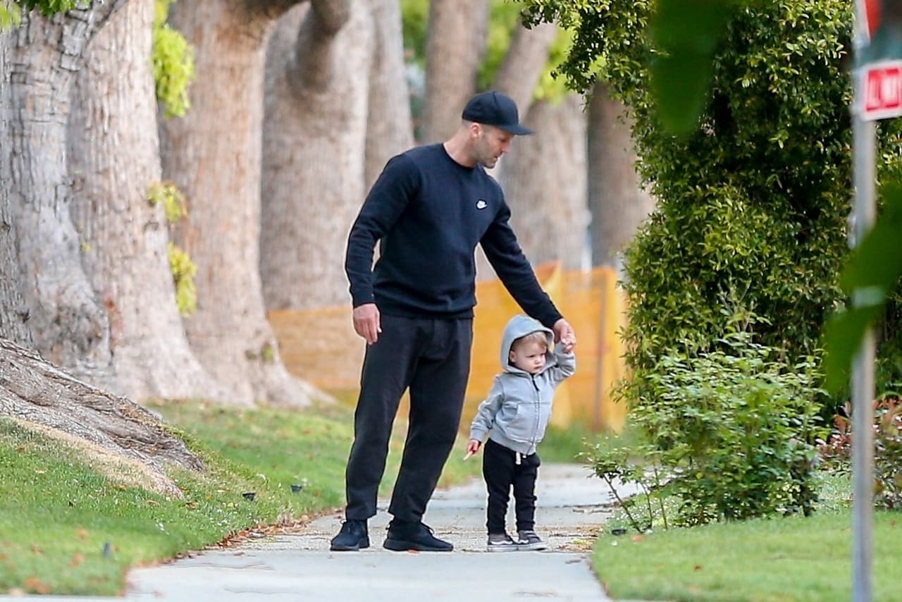 Desde caminatas tranquilas hasta juegos en el parque, Jason hace de todo para cuidar y disfrutar de sus momentos junto a Jack Oscar, su pequeño hijo.