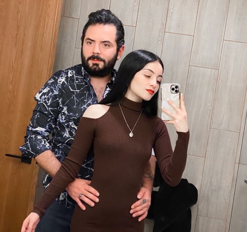 Al darse a conocer su relación causó polémica, pues José Eduardo Derbez es 10 años más grande que Paola Dalay, pero al parecer no es problema para la pareja.