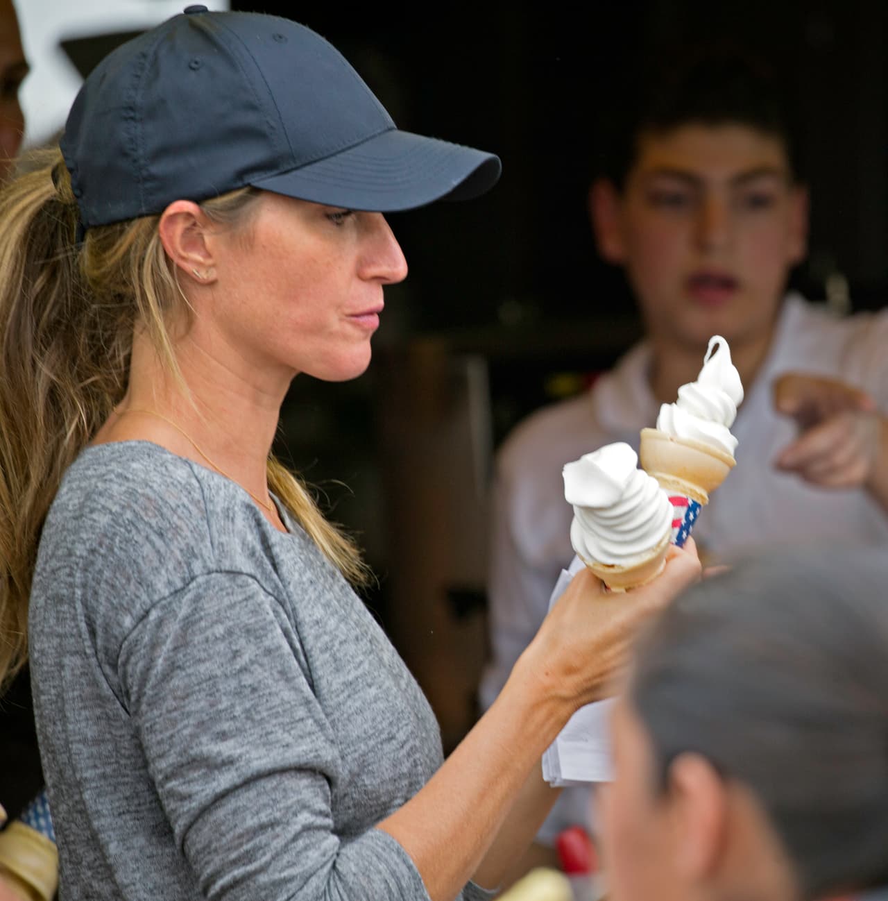 Cachamos a Gisele Bündchen rompiendo la dieta con un delicioso helado.