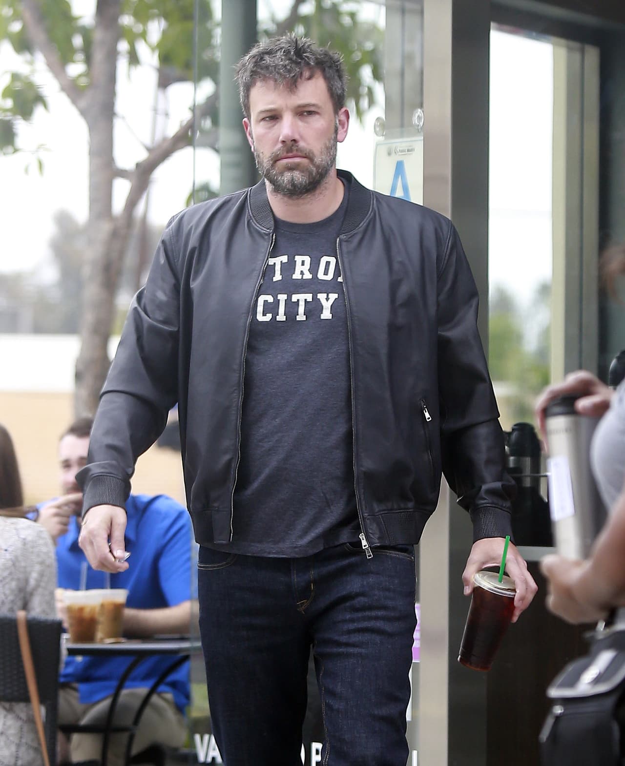 Su cabellera también luce descuidada.