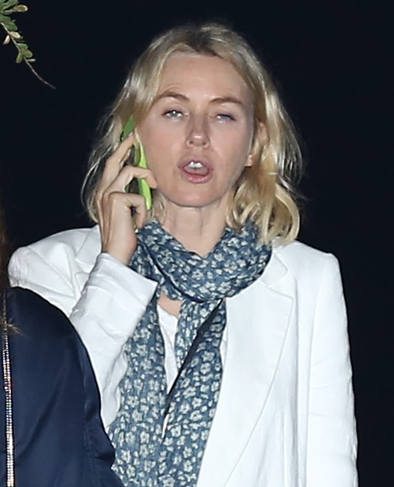 ¡Qué carita Naomi! Esperamos que haya sido una cena tranquila y esto sólo sea que te captaron en un mal ángulo.