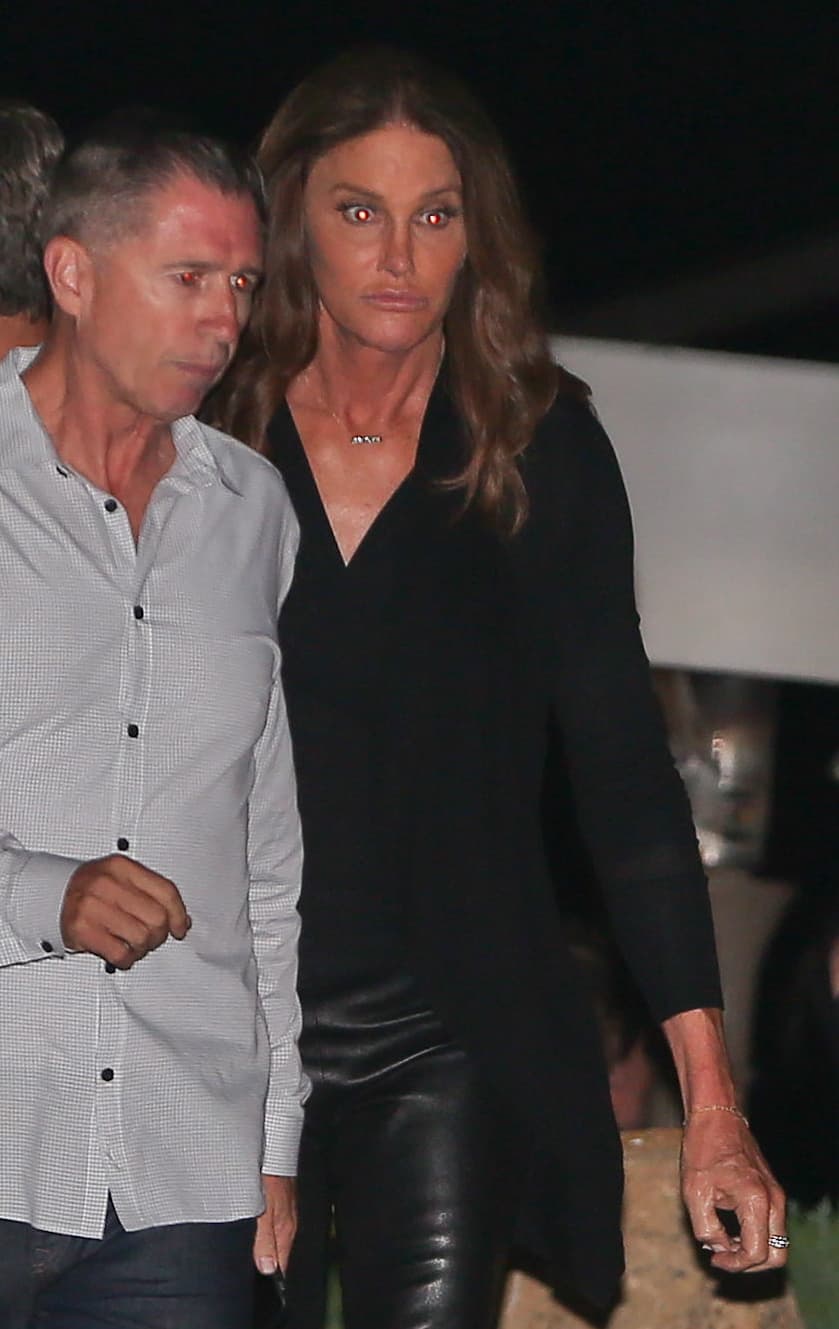 Ya que se le vio con Candis Cayne y se rumoró que había una relación entre ellas.