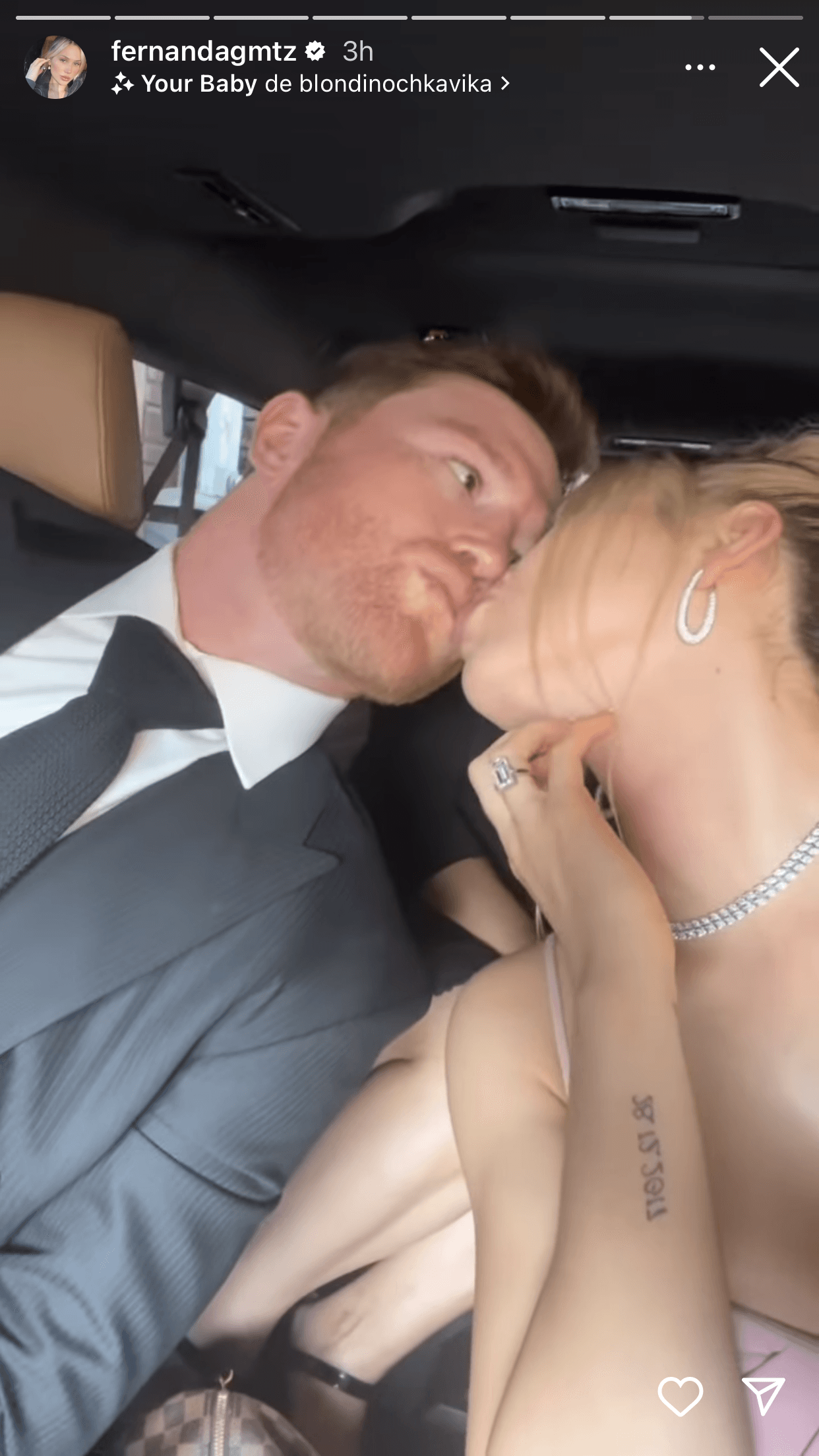 La esposa del jalisciense completó el atuendo con un bolso plateado y maquillaje a tono con su 'outfit' de gala.
<br>