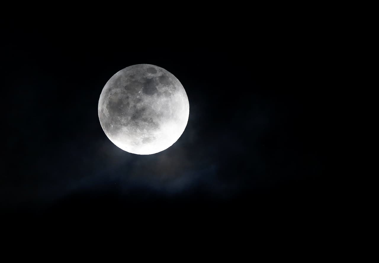 La primera luna llena del año vista desde Seattle, estado de Washington.