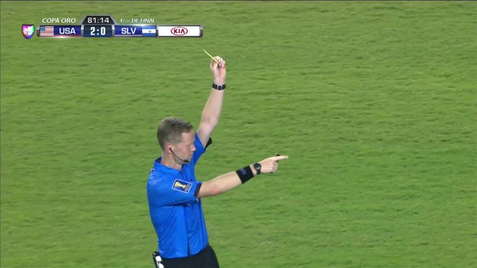 Tarjeta amarilla. El árbitro amonesta a Iván Mancia de El Salvador