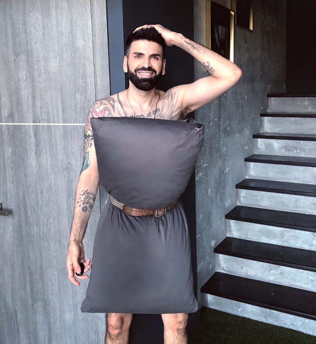 El experto en moda, 
<b>Jomari Goyso</b>, mostró cómo es que se coloca la almohada correctamente (y 
<b><a href="https://www.univision.com/famosos/lo-impensable-raul-de-molina-se-une-a-geraldine-bazan-maribel-guardia-y-otras-famosas-con-su-pillowdress-fotos">no como lo hizo Raúl de Molina)</a></b>.