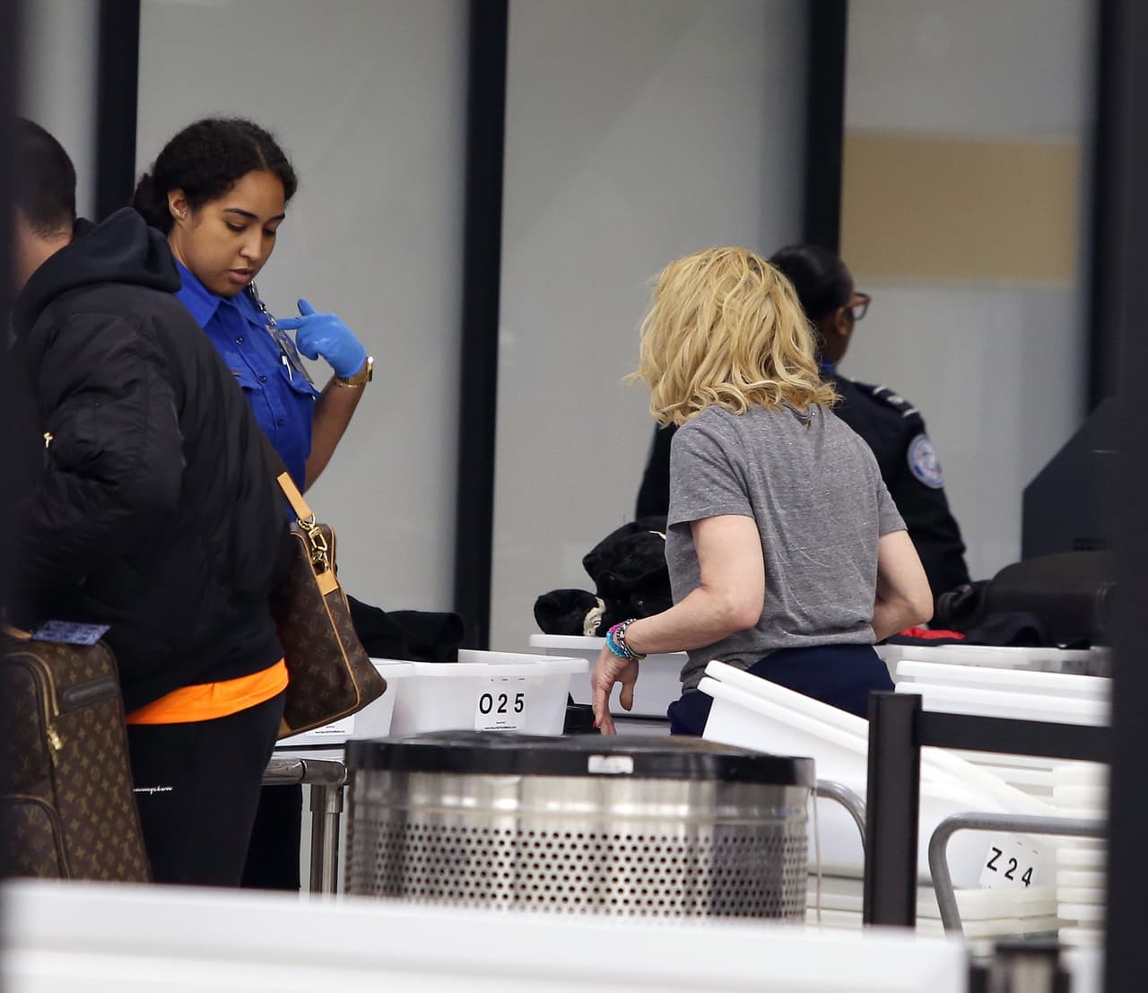 Pero no solo dejó ver su rubia cabellera, se vio obligada a quitarse su gruesa chamarra para descubrir la parte superior del cuerpo.