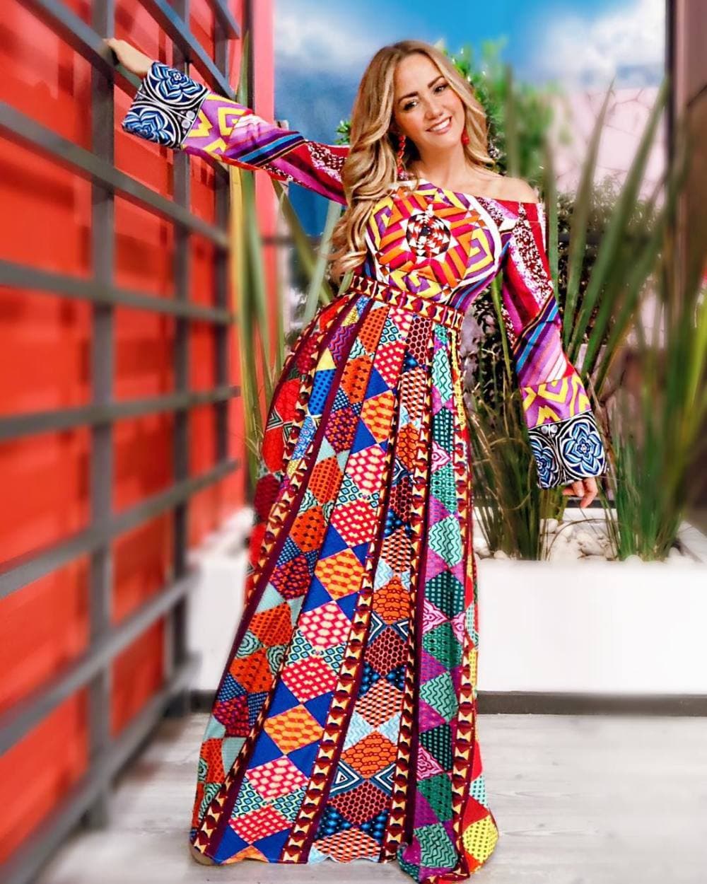 Esta no es la primera vez que Andrea se defiende a través de sus redes sociales. El pasado 12 de septiembre de 2018 la conductora de 47 años compartió esta fotografía en su instagram y varios de sus seguidores la criticaron, pues consideraron que ya no está en edad para usar ese tipo de estampados y modelitos.