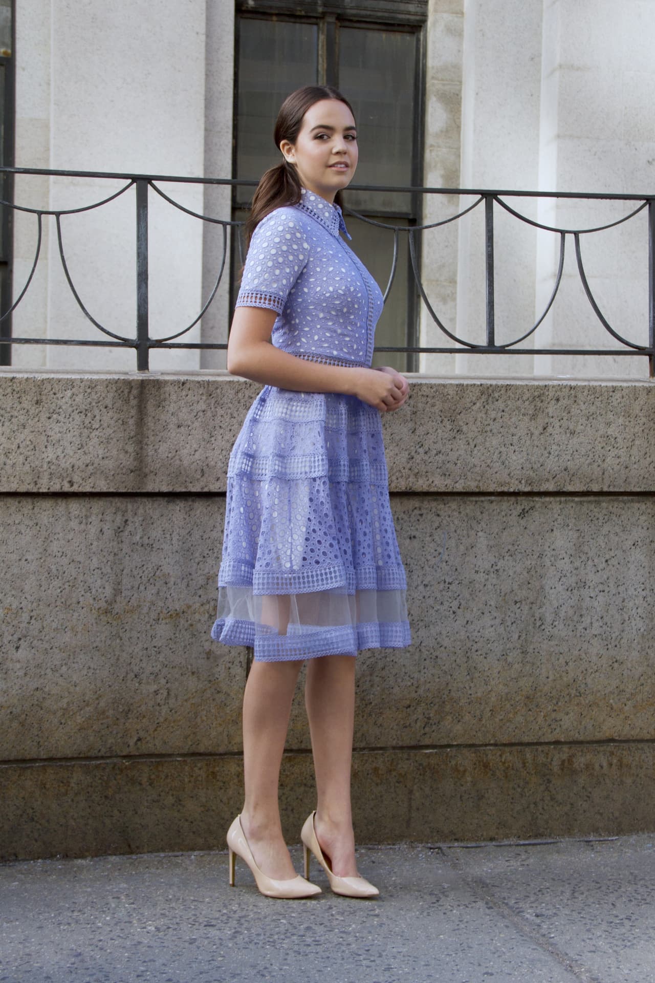 Andar casi desnudas, con simples y ligeros vestidos de encaje parece más que una osadía una apuesta de mal gusto, al fin y al cabo, el invierno es la estación para llevar capas y capas de ropa y sobreponerlas.