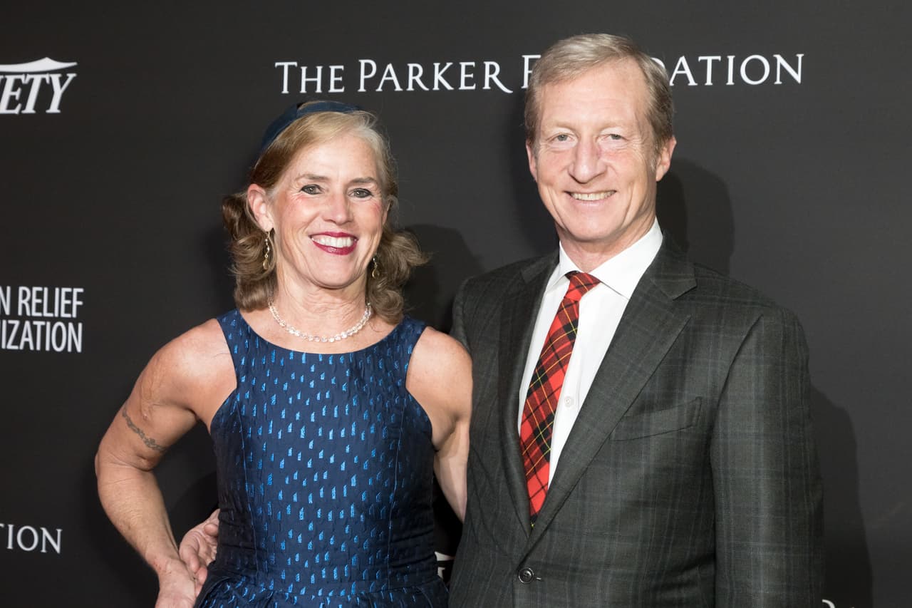 <b>Tom Steyer y Kat Taylor (Biden)</b>. Junto a su esposa, el inversionista y ex aspirante a la nominación presidencial demócrata ha aportado directamente a Biden 371,200 dólares (hasta el 8 de septiembre), pero su contribución al partido casi llega los 400 millones, incluyendo lo que gastó en su propia campaña. También contribuyó en el movimiento por el juicio político y ha dado apoyo económico a candidatos al Congreso (como Rashida Tlaib, la primera mujer palestina-estadounidense en la Cámara de Representantes). 
<br>