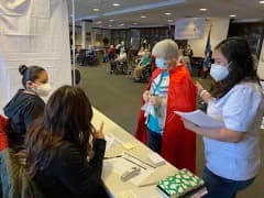 Tanto residentes como personal, fueron vacunados en el centro ubicado en North Riverside.
<br>