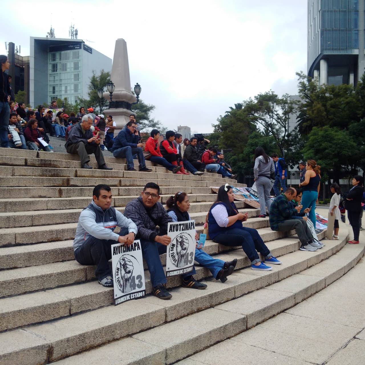 Lágrimas y rostros de indignación también se pudieron ver durante la marcha, una de las más grandes desde la desaparición de los normalistas.