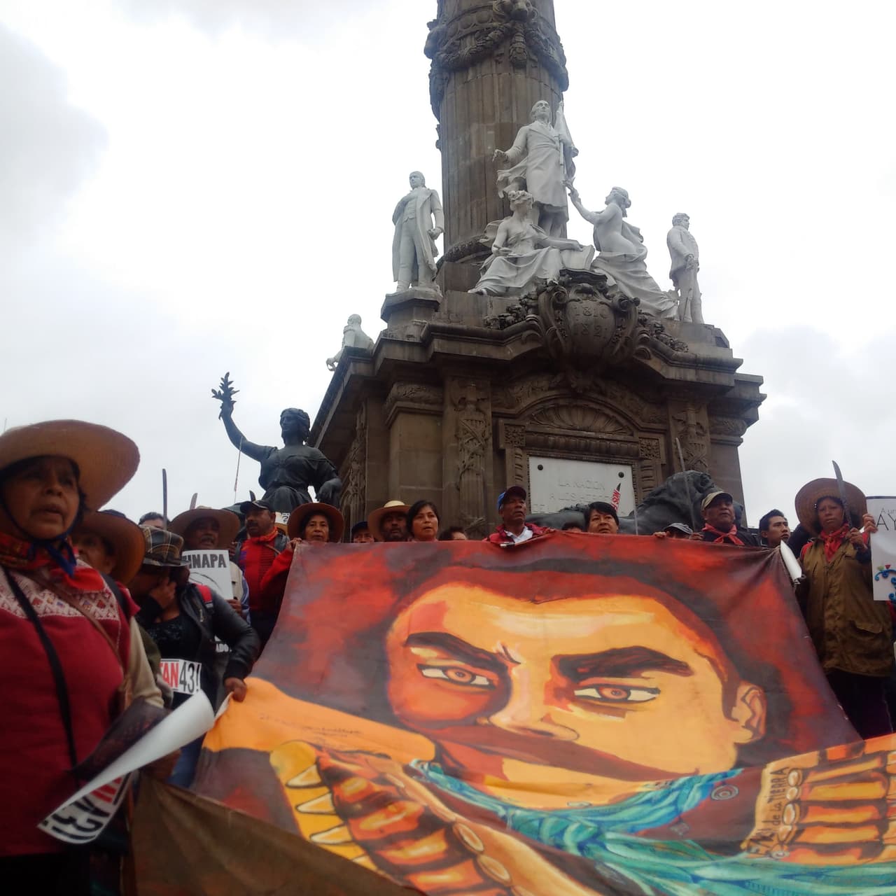 "De tan fuerte que es el dolor que hasta el cielo está llorando", cantaban miembros de la marcha.
