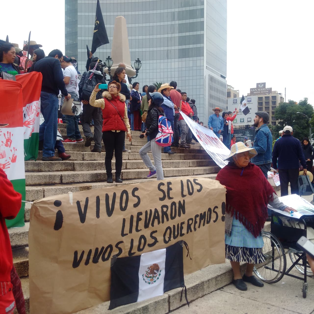 Ni la lluvia pudo detener al multitudinaria marcha.