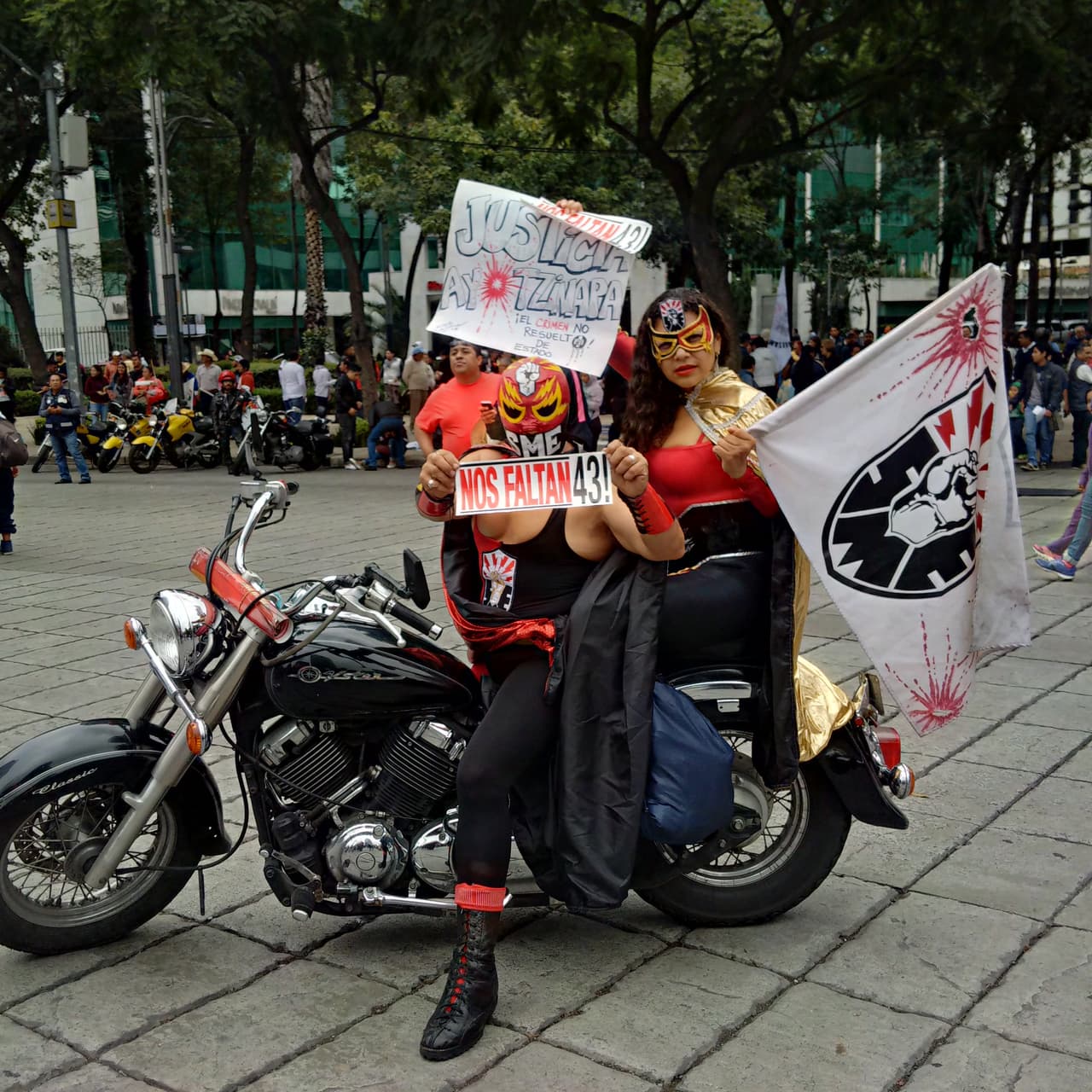 Según la versión oficial, los jóvenes fueron entregados por policías a miembros del crimen organizado, quienes aseguran haberlos asesinado y quemado en una hoguera de un basurero del municipio de Cocula, publicó EFE.