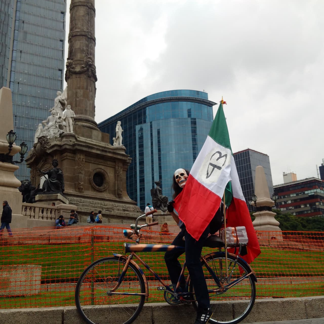 "¡Vivos se los llevaron, vivos los queremos!" fue otra de las exigencias más coreadas durante la manifestación.