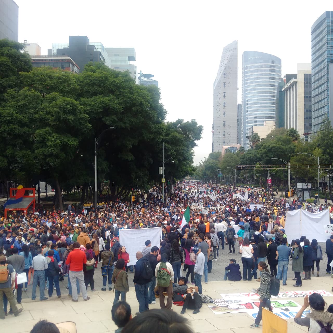 La manifestación llamada "Marcha de la Indignación Nacional" congregó desde jóvenes estudiantes hasta personas mayores.