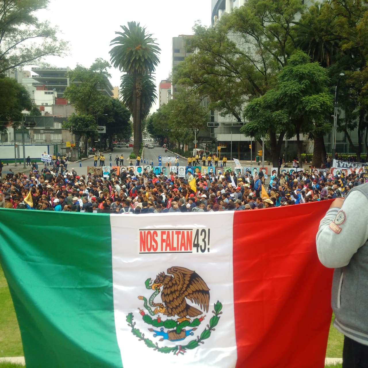 "¡Nos faltan 43!", gritaban a todo pulmón miles de asistentes a la marcha en recordación a los 43 estudiantes de Ayotzinapa desaparecidos en Iguala, Guerrero.
