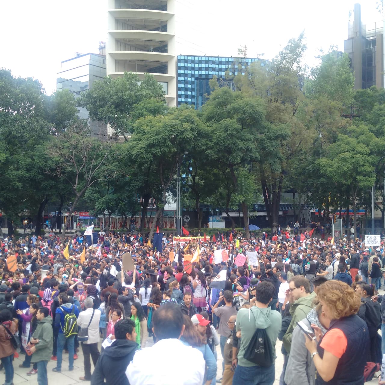 La Procuraduría General de la República ha dado versiones que han sido desmentidas por expertos independientes enviados por la Comisión Interamericana de Derechos Humanos.