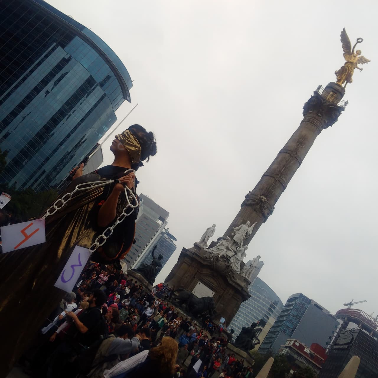 Ya es un año de que los estudiantes de la Escuela Normal Rural de Ayotzinapa desaparecieron y hasta el momento los padres no han recibido información clara de lo que ha pasado con sus hijos.