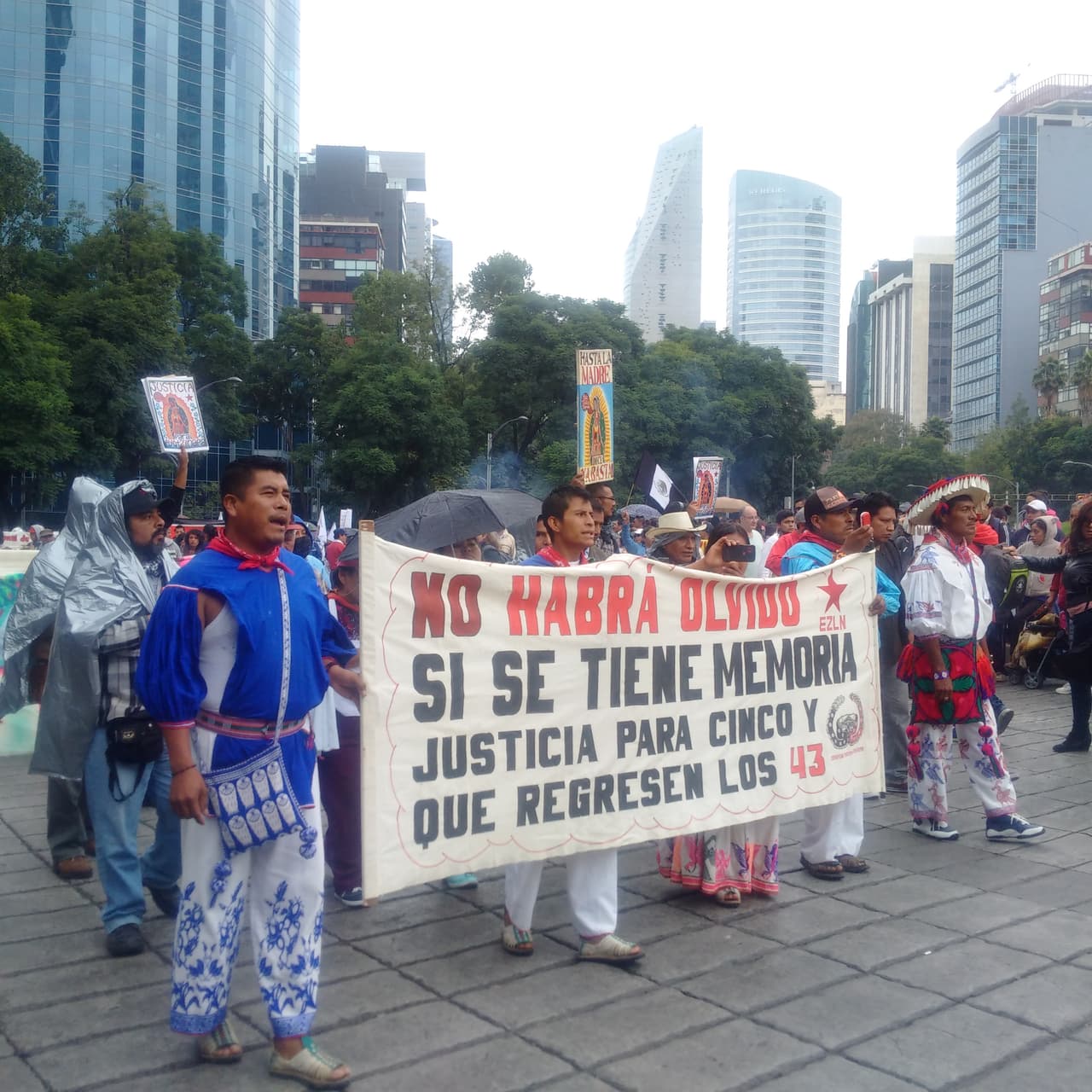 A esta marcha se unieron otras en diferentes partes del mundo, entre ellas en ciudades como Nueva York.