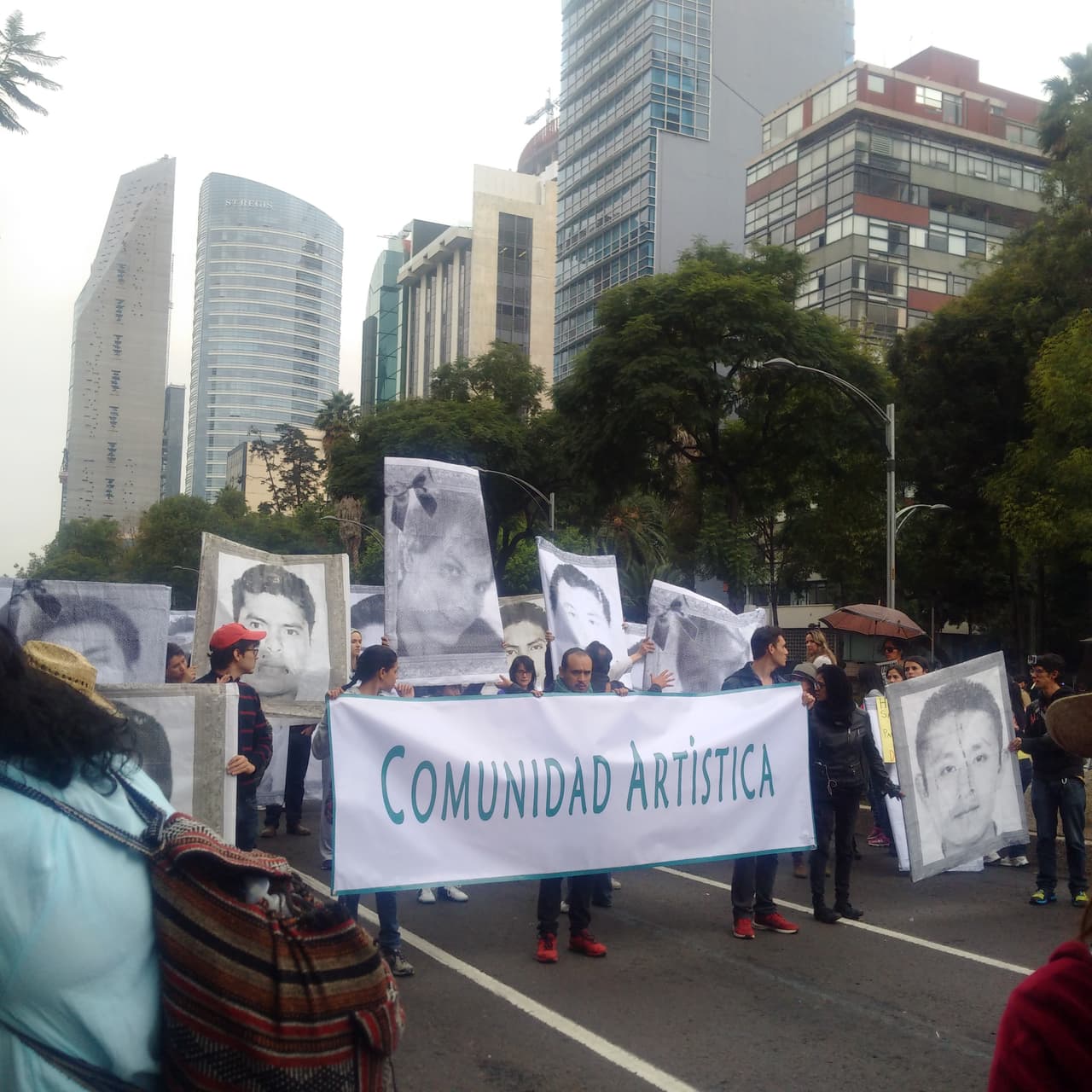 Portando pancartas con los rostros de los jóvenes desaparecidos, miles gritaban su apoyo a los padres de los jóvenes.