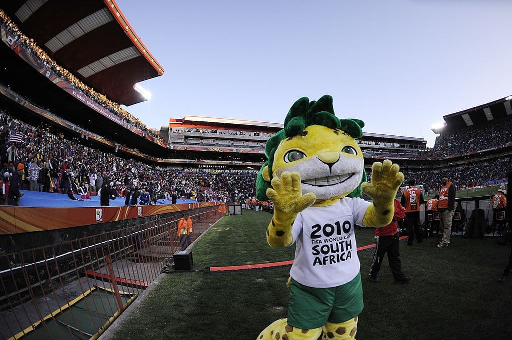 <b>Zakumi - Sudáfrica 2010</b>
<br>Un gentil leopardo que, por su color verde, se camuflaba con el césped y su nombre estaba compuesto por ZA (las sigla en holandés de Sudáfrica) y kumi (10) en distintos idiomas africanos.